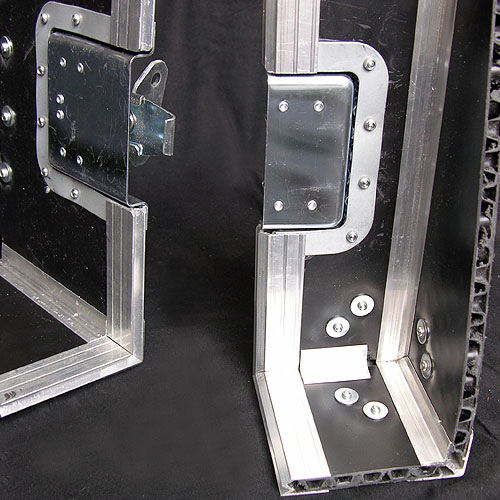 Flightcase-Strongboard Detail: Verschluss und Kunststoffprofil